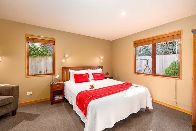 Bedroom of ground floor 1 bedroom spa suite at Settlers Boutique Motel - boutique accommodation in Hanmer Springs