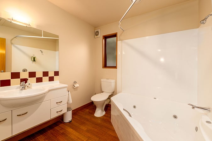 Bathroom of ground floor 1 bedroom spa suite at Settlers Boutique Motel - Hanmer Springs spa