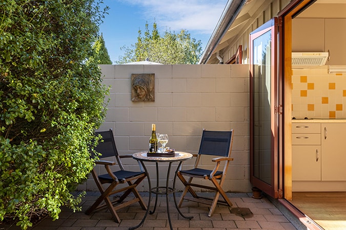 Patio area of ground floor 1 bedroom spa suite at Settlers Boutique Motel - Hanmer Springs accommodation