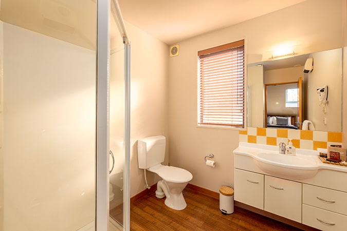 Bathroom in triple bedroom room at Settlers Boutique Motel - Hanmer Springs motel