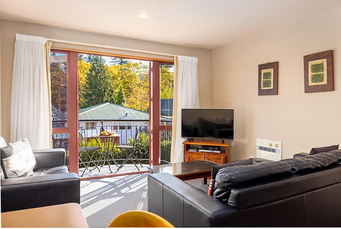 Living room of two bedroom - first floor room at Settlers Boutique Motel - Hanmer Springs hotel